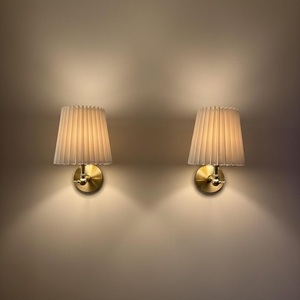 Applique murale moderne en laiton avec abat-jour plissé, luminaire d'intérieur pour chambre à coucher et décoration intérieure - Product Image 5