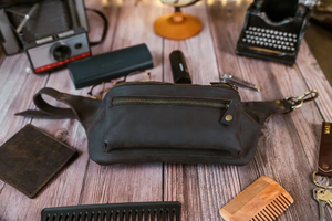 Riñonera de Cuero de Diseño Personalizado 2025, Bolso de Cintura Estilo Urbano, Bolso Bandolera Moderno de Gran Tamaño para Mujeres y Hombres, Compatible con Laptop - Product Image 5