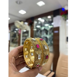 Exquisito juego de dos brazaletes de latón chapado en oro de primera calidad para mujer, colección para bodas. - Product Image 1