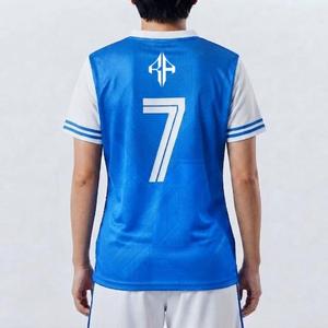 เสื้อฟุตบอลพรีเมียม แขนสั้น คอวี ทรงปกติ สำหรับผู้หญิง ผ้าคุณภาพสูง ปักโลโก้สีขาว ปิดด้วยกระดุมแบบสวม - Product Image 2