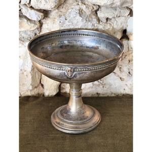 Cuenco con pedestal de estilo antiguo hecho con base de aluminio y delicados adornos decorativos a lo largo del borde - Product Image 1