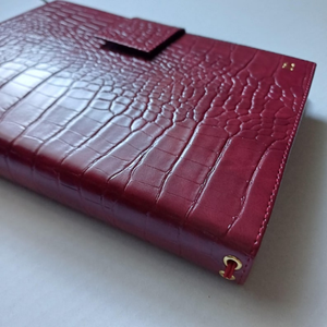 Agenda Personalizada Color Borgoña con Textura de Cocodrilo, Cuaderno de Viaje de Cuero Vegano, Insertos Personalizados, Diario Recargable - Product Image 3