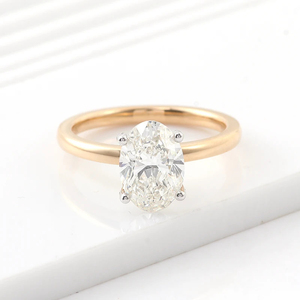 Bague de fiançailles ovale en diamant de laboratoire, avec bande bifurquée et pavé de diamants sur les côtés, design moderne et élégant, pierre centrale en évidence - Product Image 1