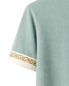 เสื้อโปโลผู้ชายสีเขียวเซจแบบสั่งทำพิเศษ ผ้าคอตตอนผสม สวมใส่สบาย แขนสั้น เหมาะสำหรับฤดูร้อน ดีไซน์คอเสื้อและปลายแขนเสื้อแบบกรีกคีย์ - Product Image 6