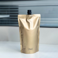 Vente en gros de pochettes debout personnalisées pour liquide extrudé étiquettes imprimées mates pochettes à bec verseur pour carafe à jus de boisson