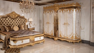 Juego de Dormitorio de Lujo Real de Madera de Teca Sólida Estilo Mid-Century Antiguo para Apartamento/Hotel, Cama King con Cabecero Tapizado y Tallado en Oro, Armario y 2 Mesitas de Noche - Product Image 2