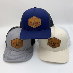 Gorra Trucker con Parche de la Torre Eiffel de París, Gris y Negra, Malla Ajustable, Cierre a Presión, Unisex, Diseño de 6 Paneles - Product Image 1