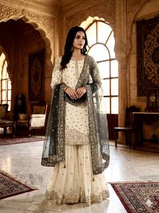 Ensemble Kurta et pantalon en soie crème avec dupatta noir, coupe ample, longueur au sol, tenue traditionnelle indienne et pakistanaise pour mariage, pour femme - Product Image 3