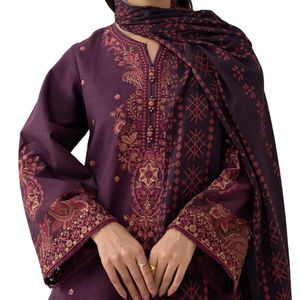 Shalwar Kameez pour femmes imprimé floral prune, tissu en cambric respirant et résistant à la décoloration, idéal pour un usage quotidien - Product Image 4