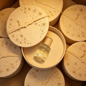 Boîte à parfum ronde rigide en bois personnalisée avec broderie tissée textile, emballage cadeau cosmétique de luxe pour étui d'huiles essentielles - Product Image 1
