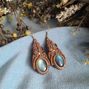 ต่างหูห้อยทรงหยดน้ำทำมือจากมาคราเม่ประดับลาบราดอไรต์ ดีไซน์โบโฮประดับอัญมณีพร้อมตกแต่งด้วยทองคำ เครื่องประดับแฮนด์เมดสำหรับผู้หญิง - Product Image 3