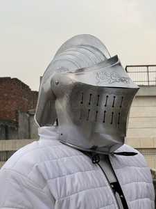 Casque médiéval artisanal gravé, armure de chevalier en acier, casque de bataille Renaissance pour cosplay - Product Image 5