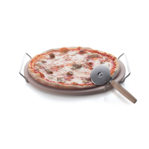 Pietra per Pizza in Ceramica Excelsa 34,5 Cm con Manici in Metallo e Tagliapizza, Adatta al Forno - Product Image 2