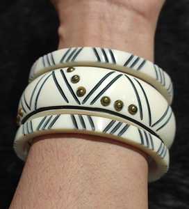 ชุดกำไลข้อมือทำมือจากวัสดุออร์แกนิกที่เป็นมิตรกับสิ่งแวดล้อม ลายครีมดำลายเส้น ศิลปะพื้นบ้าน รูปทรงวงรี งานฝีมือที่ทนทาน - Product Image 2