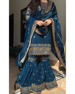 Ensemble prêt-à-porter composé d'un haut en georgette orné de broderies Zari et de dentelle fantaisie, avec un sharara et un dupatta, conçu par Designer Sequence Work. - Product Image 2