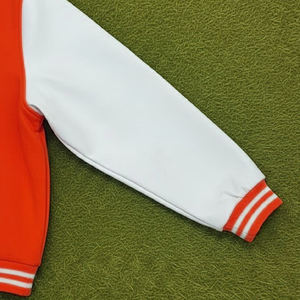 Chaqueta Varsity Premium con Logotipo Personalizado, Chaqueta Letterman de Lana con Mangas de Cuero, Chaqueta de Béisbol Estilo Urbano Unisex - Product Image 4