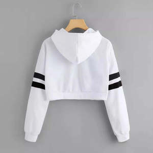 Vente en gros de sweat-shirts courts à capuche unis noirs sexy pour femmes, avec logo personnalisé, style pull-over et crop top - Product Image 2