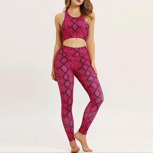 Ensemble de yoga imprimé serpent rose 2 pièces : Crop top dos nu et Legging taille haute longueur intégrale en Spandex Polyester extensible dans les quatre sens - Product Image 1
