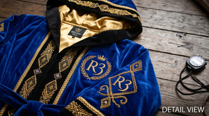 Bata de Terciopelo Regal Three Boxing con Logotipo Bordado Personalizado, Ropa de Artes Marciales, Bata con Capucha 100% Poliéster - Product Image 3