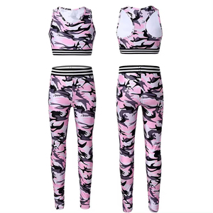 Ensemble de yoga pour femmes Your Body & Mind pour la relaxation et la force, jupe-short rouge imprimée, ensemble de yoga au design tendance, soutien-gorge de sport - Product Image 5