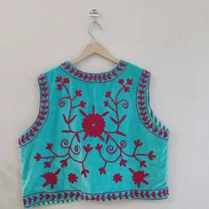 Chaleco de terciopelo Suzani bordado, estilo bohemio con diseño floral y colorido, inspirado en lo vintage, ideal para festivales, chaleco elegante para mujer. - Product Image 3