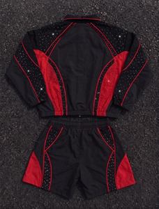 Ensemble survêtement Y2K personnalisé avec strass pour homme – Veste zippée et short streetwear noir et rouge – Survêtement coupe-vent universitaire orné de strass - Product Image 3