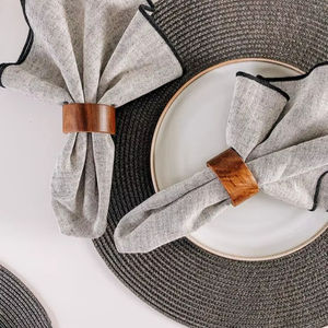 Collection d'anneaux de serviette en bois au design classique pour des dîners élégants, rehaussant l'agencement de la table avec une beauté rustique - Product Image 1