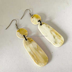 Pendientes Clásicos de Cuerno de Búfalo Natural, Diseño Personalizado con Piedra Natural para Bodas y Otras Ocasiones, por FWE Natural Crafts - Product Image 1