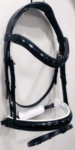 Belle bride d'équitation en cuir Waymouth avec têteuse anatomique et peitoral rembourré blanc doux - Product Image 5