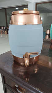 Pichet à eau ayurvédique de 5 litres en cuivre pur Matka avec couvercle et paille pour la maison et l'hôtel directement de l'Inde - Product Image 2