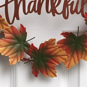 Belle couronne d'automne avec des feuilles d'érable colorées entourant une découpe métallique centrale avec l'inscription de la phrase « Soyez reconnaissants » - Product Image 3
