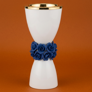 Elegante Quemador de Incienso de Metal Blanco con Diseño de Reloj de Arena, Adornado con Rosas Azules y un Borde Dorado Pulido para un Ambiente Lujoso - Product Image 1