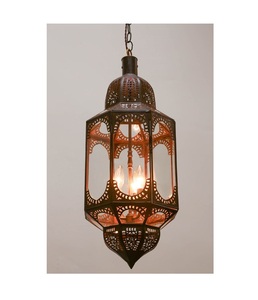 Farol marroquí decorativo de metal con intrincados patrones cortados a láser para iluminación ambiental y decoración de interiores - Product Image 1