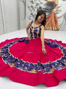 Ensemble Lehenga Choli en Soie de Luxe avec Broderie Miroir et Imprimé, Tenue Traditionnelle Indienne Élégante et Ethnique, Modèle de Créateur pour Mariage Nuptial - Product Image 2