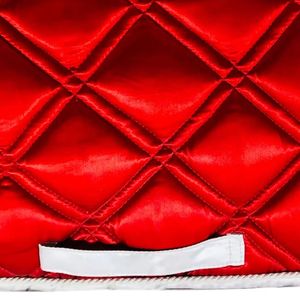 Tapis de selle matelassé en velours premium respirant pour chevaux, avec rembourrage en mousse, sangle de contention, absorption des chocs, doux, rouge - Product Image 5