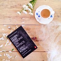 Siete lecciones breves de física de Carlo Rovelli, libro educativo de ciencia popular para adultos en inglés, con tapa blanda
