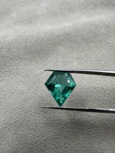 Esmeralda Zambiana Natural de Forma Elegante de 3.15 Quilates, Piedra Preciosa Rara Suelta para Joyería - Product Image 5