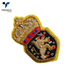 Badge en feutre non tissé de forme irrégulière, brodé à la main en 3D, avec couronne et lion, à coudre, de qualité supérieure - Product Image 4