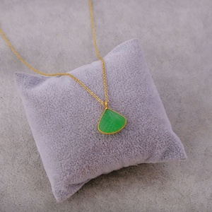 จี้รูปสามเหลี่ยมทำจากเพรนไนต์และแคลซิโดนี แกะสลักด้วยมือ ชุบทองคำแท้ ประดับด้วยพลอยธรรมชาติ ดีไซน์ทันสมัย - Product Image 2