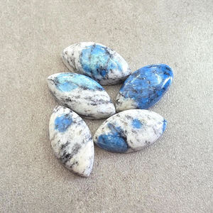 Aamna Gems Pierre précieuse naturelle turquoise taille ovale cabochon calibrée de qualité supérieure avec expertie tierce pour la fabrication de bijoux - Product Image 1