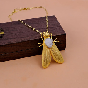 จี้สร้อยคอรูปแมลงประดับพลอยอเมซอนไนต์สีม่วงอมม่วง ชุบทอง 18K บนทองเหลืองแกะสลัก ดีไซน์ทันสมัย ทำด้วยมือ สำหรับผู้หญิง - Product Image 3