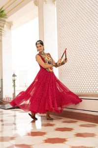 Robe ethnique traditionnelle rouge en coton pour femmes, longue jusqu'au sol, avec broderie, coupe ample, style Diwali Inde Pakistan - Product Image 2