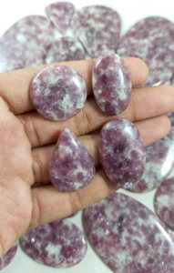 พลอยเลพิโดไลต์ธรรมชาติทรงหลังเบี้ยรูปทรงและขนาดต่างๆ สำหรับทำเครื่องประดับเพื่อสุขภาพ มีราคาขายส่ง - Product Image 3