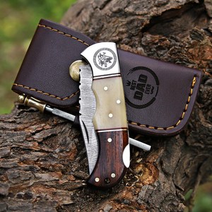 มีดพับ Damascus EDC แบบ Lockback สำหรับกิจกรรมกลางแจ้ง ล่าสัตว์ ปลายใบมีดแบบ Clip Point หนา 0.5 มม. ด้ามไม้ รับผลิตตามสั่ง (OEM) ขายส่ง ผู้ส่งออก จำนวนมาก - Product Image 4