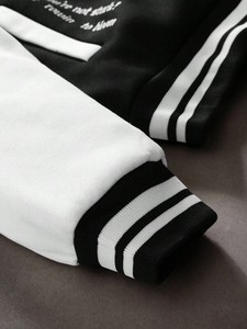 เสื้อแจ็คเก็ตเบสบอลแบบวิทยาลัย ยูนิเซ็กซ์ สีดำตัวเสื้อ สีขาวแขนเสื้อ สไตล์วาร์ซิตี้ ผ้าโพลีเอสเตอร์บุซับใน ผ้าฝ้าย 100% มีฮู้ด สำหรับฤดูหนาว - Product Image 5