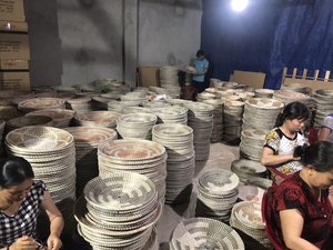 แผ่นรองจานสานมือจากหญ้าทะเลธรรมชาติ น้ำหนักเบา สไตล์โบฮีเมียน ลายดอกไม้ สำหรับตกแต่งโต๊ะงานเลี้ยง ของขวัญขึ้นบ้านใหม่ ผลิตในเวียดนาม - Product Image 6