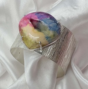 Pulsera Abierta de Plata con Gemas Naturales Multicolor en Forma de Serpiente, Texturizada y Ancha para Mujer, Venta al por Mayor - Product Image 4