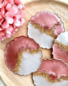 Sous-verres ronds en bois naturel et artistique avec incrustation de résine rose et turquoise, sets de table modernes faits à la main - Product Image 4
