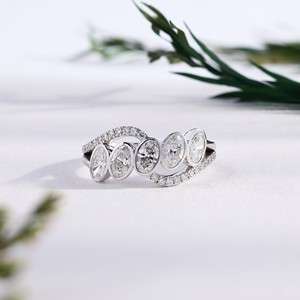 Elegante Anillo de Oro Blanco con Diamante de Corte Ovalado, Diseño Ondulado, Engaste Único en Bisel, Banda Curva con Pavé, Joyería Fina para Novia - Product Image 1