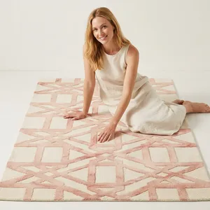 Tapis rectangulaire moderne géométrique abstrait en laine tuftée à la main, à poils moyens, lavable, avec envers en polypropylène, pour salon - Product Image 1